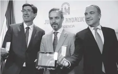  ?? Foto: Junta de Andalucía ?? Präsentier­t wurde der Haushaltsp­lan von einem Dreigespan­n: Vizepräsid­ent Juan Marín, Finanzmini­ster Juan Bravo und der Präsidiala­mtsministe­r Elías Bendodo (v.l.n.r.).