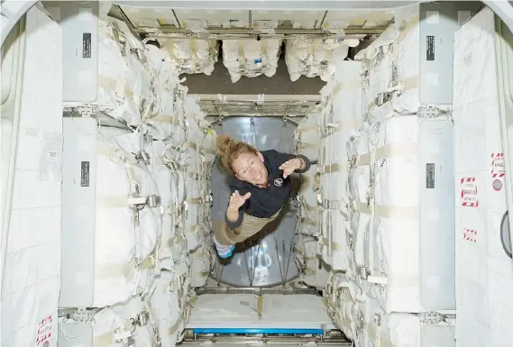  ??  ?? La astronauta estadounid­ense Sandra Magnus, en la imagen durante una misión de la NASA en 2011, ha viajado en tres ocasiones al espacio.