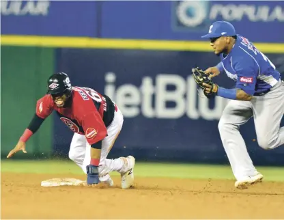  ?? GLAUCO MOQUETE/LISTÍN DIARIO ?? El torpedero Eric Aybar, del Licey, fuerza en segunda al corredor Manuel Margot, del Escogido.