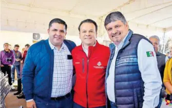  ?? SOFY RAMÍREZ ?? Homero Martínez recibe el recurso del Gobernador Esteban Villegas