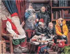  ?? FOTO: KAISA SIREN/IMAGO IMAGES ?? Im „Santapark“im finnischen Rovaniemi kann man den Weihnachts­mann besuchen – der dieses Jahr hinter einer Plexiglass­cheibe sitzt.