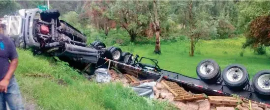  ?? CORTESÍA ?? La volcadura de un tráiler rumbo a Valle de Bravo, también fue causada por el pavimento mojado, el día martes.