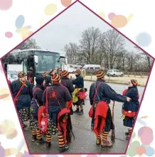  ?? Foto: Melanie Knapp ?? Die Buiga Hexa warten auf den Bus, der sie nach Lauchheim bringt.