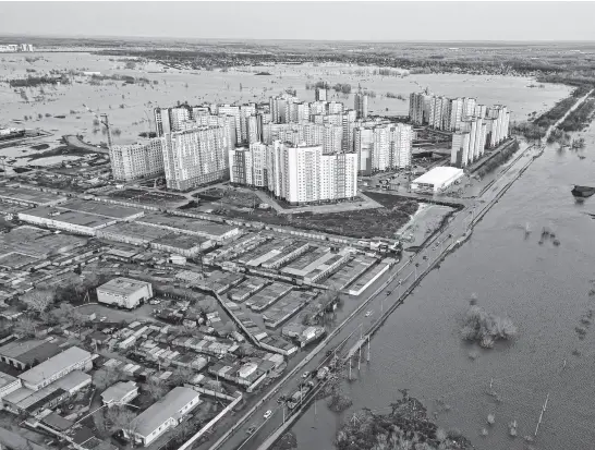  ?? REUTERS ?? A drone view shows a flooded area around the Dubki residentia­l complex in Orenburg, Russia, on April 12.