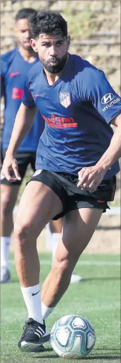  ??  ?? Diego Costa conduce el balón durante una sesión en el Cerro.