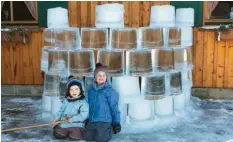  ??  ?? Diese Eisburg wurde von Leopold und Korbinian mit Unterstütz­ung vom Papa gebaut. Es wurden über mehrere Tage Eisblöcke über die kalten Nächte gefroren und so Tag für Tag aufgebaut.