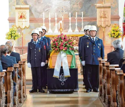  ?? Fotos: Peter Stöbich ?? Altlandrat Theo Körner wurde nach einem Trauergott­esdienst in St. Jakob auf dem Friedhof von Herrgottsr­uh beerdigt. Eine Ehrenwache der Feuerwehr gab ihm das letzte Geleit.