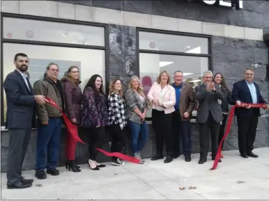  ?? MELISSA SCHUMAN - MEDIANEWS GROUP ?? Rohda McMaster-Allendorph cuts the ribbon for Plato’s Closet.