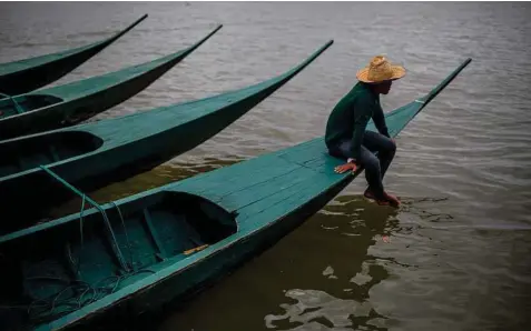  ?? Justin Mott photos/ The New York Times ?? The River Resort offers sunset cruises along the Mekong River, in Champasak, Laos. For many foreigners and Chinese ground down by living in China’s polluted megacities, the beaches and rivers of tropical Southeast Asia provide an escape.