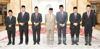  ?? ?? Taib (centre) joins Hermono (third left), Abdul Karim (third right) and Raden Sigit (second left) in a group photo with the other delegates.