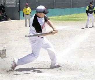  ?? Fotos: José Almanza ?? La novena Águila obtiene triunfo categoría B del softbol “La Toronja”. /