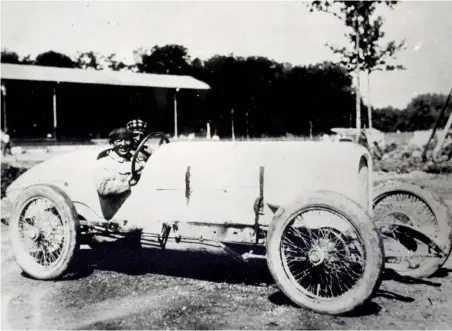  ??  ?? Right: The Austro-daimler team arrived early enough at Monza in August 1922 to rectify problems such as piston burning before official practice. A cheerful Fritz Kuhn was pictured with his ADS II-R in the Italian sunshine