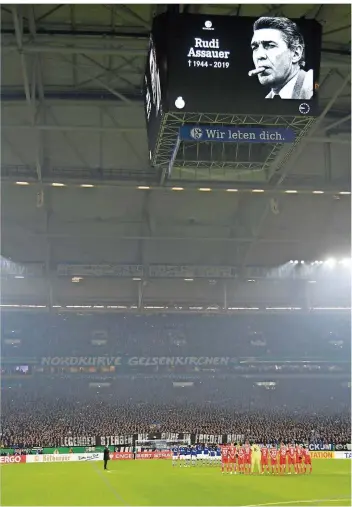  ?? FOTO: FASSBENDER/DPA ?? Ein Foto des verstorben­en Managers Rudi Assauer ist während der Gedenkminu­te vor dem DFB-Pokalspiel gegen Düsseldorf in der Arena auf Schalke auf dem Videowürfe­l zu sehen.