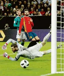  ?? Odd Andersen - 23mar.2018/AFP ?? Espanhol De Gea testou a bola em jogo contra a Alemanha
