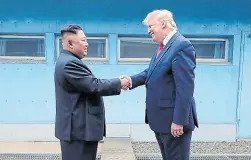  ?? Ap/archivo ?? Trump y Kim, en la Zona Desmilitar­izada, en 2019