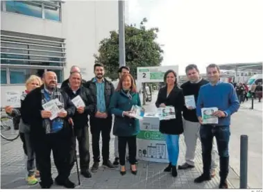  ?? EL DÍA ?? Dirigentes y candidatos del PSOE en su recorrido por el mercadillo de las Setas.