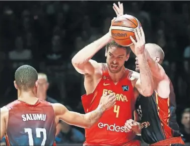  ??  ?? LUCHA. Pau Gasol gana la posición ante la defensa belga. La Selección sigue con su puesta a punto.