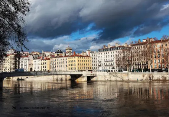  ??  ?? entre deux rives Vue sur le Pont de la Feuillée qui enjambe la Saône et relie le VieuxLyon à la Presqu’île. Le soir, les lumières du pont illuminent les maisons et le ciel de Lyon. Magique.