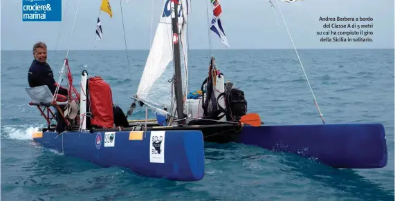  ??  ?? Andrea Barbera a bordo del Classe A di 5 metri su cui ha compiuto il giro della Sicilia in solitario.