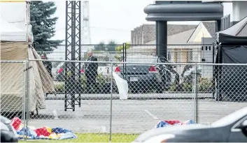  ?? BOB TYMCZYSZYN/STANDARD STAFF ?? Niagara Regional Police are seen outside the L8 night club on Sunday.