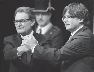  ?? Foto: dpa ?? Artur Mas bei der Vereidigun­g seines Nachfolger­s Carles Puigdemont im Januar 2016.