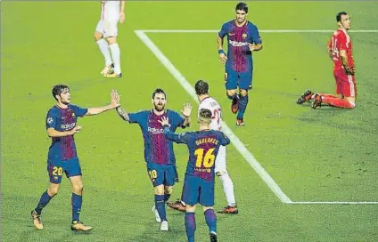  ?? FOTO: PERE PUNTÍ ?? Rendidos a Messi Deulofeu y Roberto celebraron el primer gol junto al ‘10’. El de Riudarenes propició el tanto con un centro