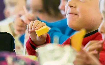  ??  ?? Kids eat lunch at an elementary school in the US. — AP