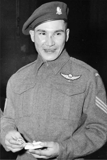  ?? LIBRARY AND ARCHIVES CANADA ?? Sergeant Tommy Prince receives one of his 11 medals at a ceremony at Buckingham Palace on Feb. 12, 1945.