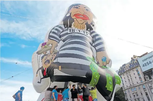  ?? REUTERS/MATIAS BAGLIETTO ?? Manifestan­tes sostienen un inflable que representa a la vicepresid­enta argentina Cristina Fernández de Kirchner, durante una protesta en 2020.