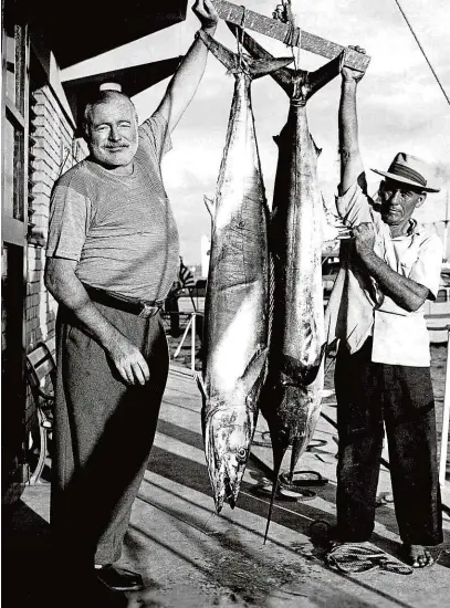  ?? FOTO PROFIMEDIA ?? Lovec a rybář Hemingway s některými ze svých kapitálníc­h úlovků. Na své chlapácké pověsti pracoval celý život.