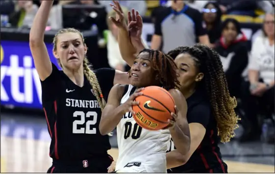  ?? CLIFF GRASSMICK — DAILY CAMERA ?? Colorado’s Jaylyn Sherrod, center, drives between the Stanford Cardinal’s Cameron Brink, left, and Haley Jones on Thursday in Boulder.