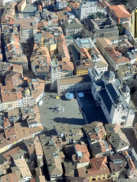  ?? (Foto Rensi) ?? Dall’alto Il centro storico del capoluogo trentino e, nel tondo, il primo cittadino di Trento Alessandro Andreatta