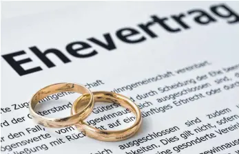  ?? FOTO: DPA ?? Wer meint, einen notarielle­n Ehevertrag brauchen nur Industriel­le, Promis oder Millionäre, der täuscht sich.