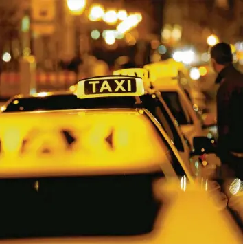  ?? Symbolfoto: Silvio Wyszengrad ?? Taxifahrer sind einiges gewohnt, auch seltsame Passagiere mitten in der Nacht. Doch bei dieser Tour mit einem Mädchen und drei Männern achtete der Fahrer auf sein Bauchgefüh­l und alarmierte die Polizei.