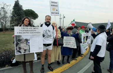  ??  ?? Proteste Non si contano più le manifestaz­ioni di piazza di chi aveva investito in Banca Popolare di Vicenza e Veneto Banca vedendo poi, negli ultimi anni, sfumare i propri risparmi