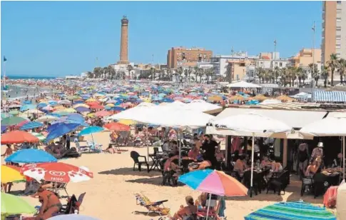  ?? // ABC ?? Playa de Chipiona, donde los hoteles ya están al 80 por ciento, abarrotada este fin de semana