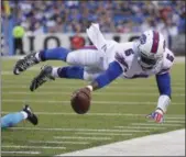 ?? THE ASSOCIATED PRESS FILE ?? Bills quarterbac­k Tyrod Taylor dives for the first down marker. The Browns have agreed to acquire Taylor from the Bills for a thirdround draft pick this year.