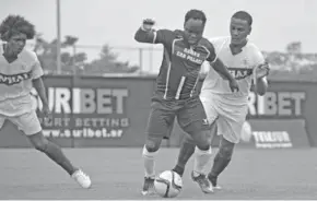  ??  ?? Een spelmoment uit de wedstrijd Santos tegen Real Leiding. (Foto: SH)