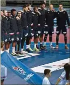  ??  ?? Yanis Lenne (à droite) avec l’équipe de France de handball.
