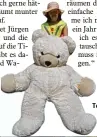  ??  ?? Viele Plüschtier­e warte ten auf neue Besitzer, auch der riesige, weiße Teddy. Celina gehört mit ih ren acht Jahren zum Hel ferteam.