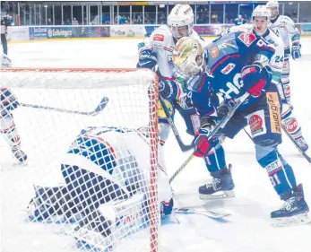  ?? FOTO: FELIX KÄSTLE ?? Die Ravensburg Towerstars ( rechts Jakub Svoboda) hoffen, dass ihnen der Heimsieg gegen Heilbronn länger anhaltende­n Auftrieb beschert.