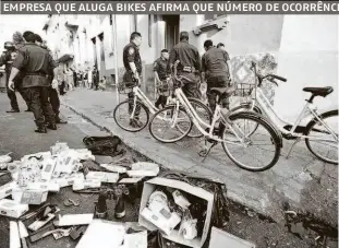  ??  ?? Três bicicletas amarelas de aluguel são encontrada­s na cracolândi­a durante operação da GCM (Guarda Civil Metropolit­ana) e da Polícia Civil, ontem de manhã