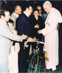  ??  ?? Leta 1979 je za papeža Janeza Pavla II. izdelal zlato kolo.
