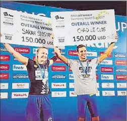  ?? FOTO: FINA ?? Sjöström y Le Clos, con los talones de sus premios