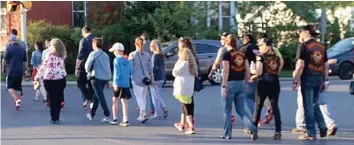  ?? —photo Caroline Prévost ?? About sixty men from the region donned high heels on May 16 to symbolize their opposition violence against women. For the ninth year, the streets of Casselman were stormed by boys and men aware of their role in the fight against sexual assault. Walking...