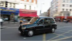  ?? Foto: Wolfram Kastl, dpa ?? Einerseits Kult, anderersei­ts Quelle der Luftversch­mutzung: Viele der schwarzen Ta xis in London fahren noch mit alten (Diesel )Motoren.