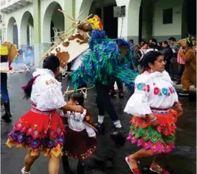  ??  ?? DANZAS. Con disfraces de distintos animales, los devotos de la Virgen de El Cisne mostraron su talento en el baile.