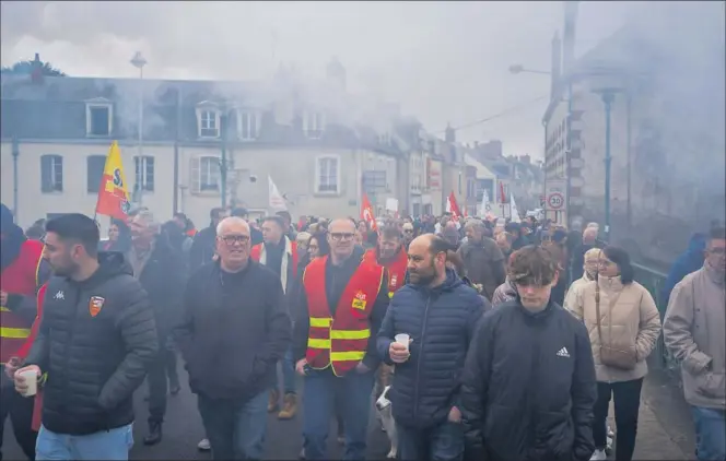  ?? / SAMUEL ARANDA ?? Decenas de manifestan­tes marchaban ayer en Vierzon (Francia) contra la reforma de las pensiones.