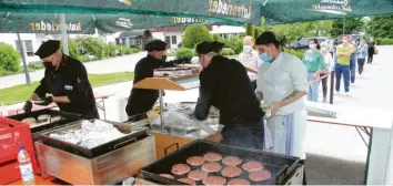  ?? Foto: Wolfgang Kahler ?? Als besondere Belohnung für die hohen Arbeitsbel­astungen ihrer Mitarbeite­r während der Corona-Krise hat die Reha-Fachklinik Ichenhause­n eine originelle Burger-Grillaktio­n veranstalt­et.