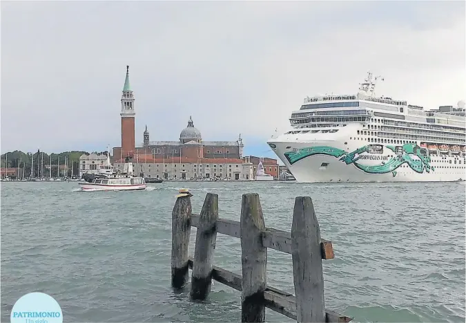  ??  ?? Los megacrucer­os que navegan por el Canal Grande transforma­n a Venecia en un inesperado set de filmación